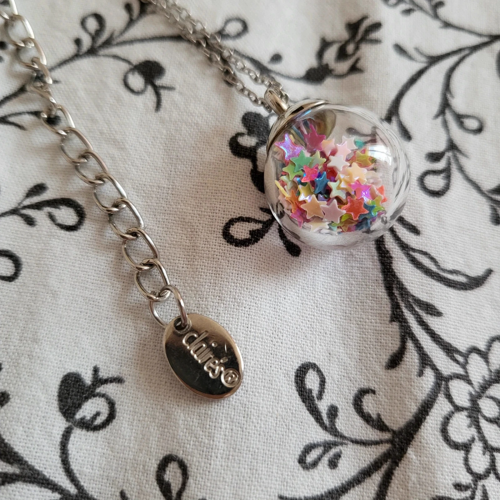 Pendentif boule avec étoiles